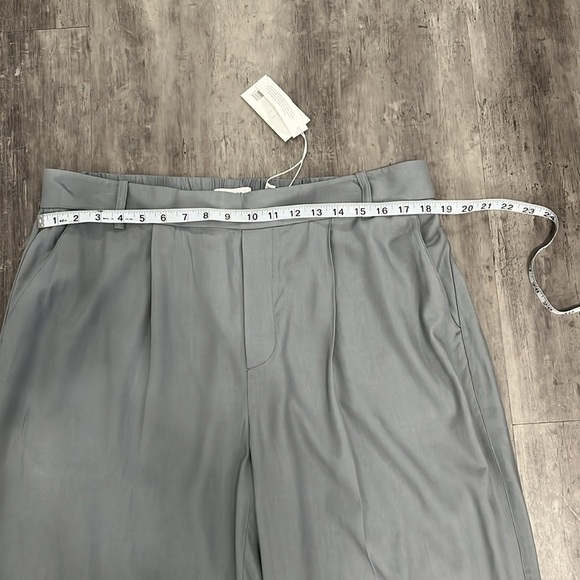Vince NWT Pleated Dress Pants Size XL Gray 100% Viscose - Picture 2 of 9